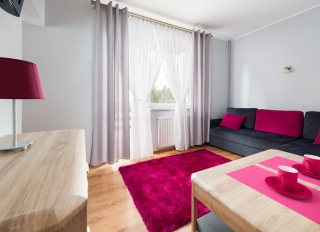 Apartament- pokój wypoczynkowy z balkonem i garderobą